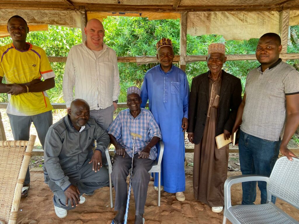 Le cheikh Maduwa, assis au centre, entouré de l’équipe.